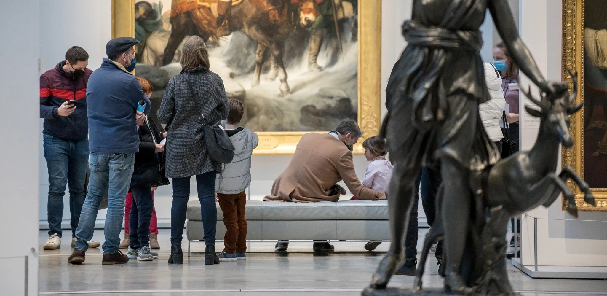 Visiteurs dans la galerie du Temps du Louvre-Lens